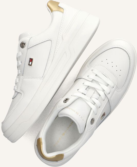 Witte TOMMY HILFIGER Lage sneakers ESSENTIAL BASKET SNEAKER Witte TOMMY HILFIGER Lage sneakers ESSENTIAL BASKET SNEAKER - large