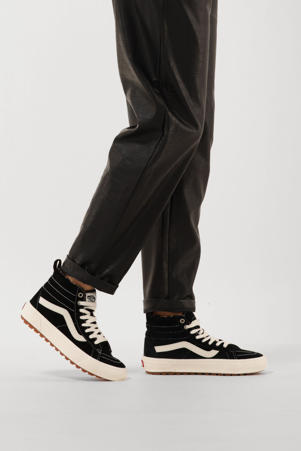 Zwarte VANS Hoge sneakers UA SK8-HI MTE WOMAN - large