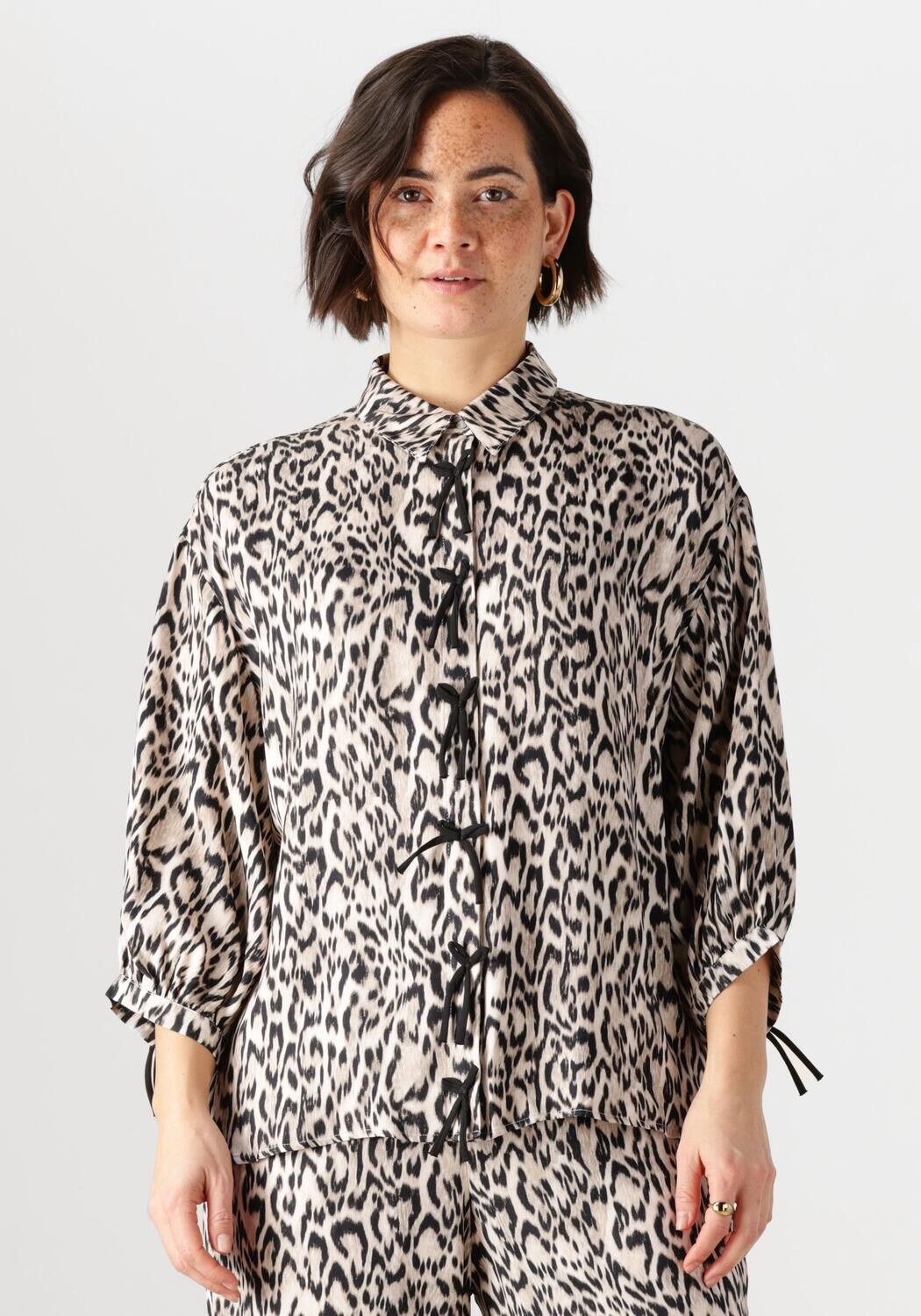 JANSEN AMSTERDAM Dames Blouses Robine Blouse Wa 798 3 4 Sleeve Bowdetails Beige