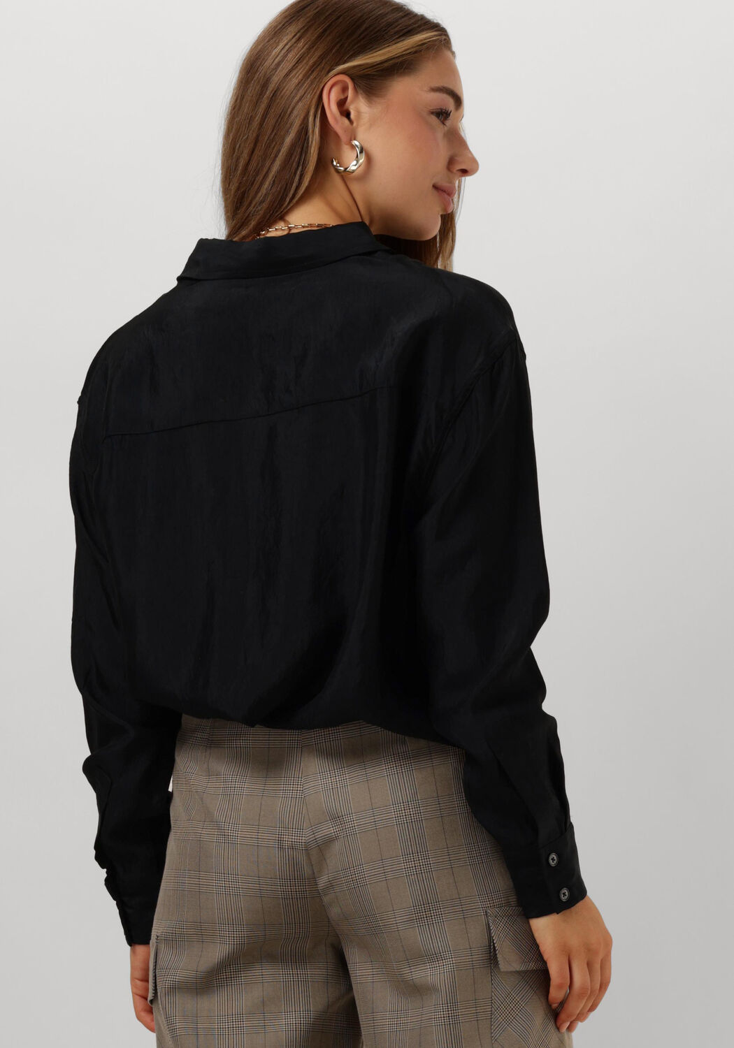 ALIX THE LABEL Dames Blouses Ladies Woven Shiny Crinkle Blouse Zwart
