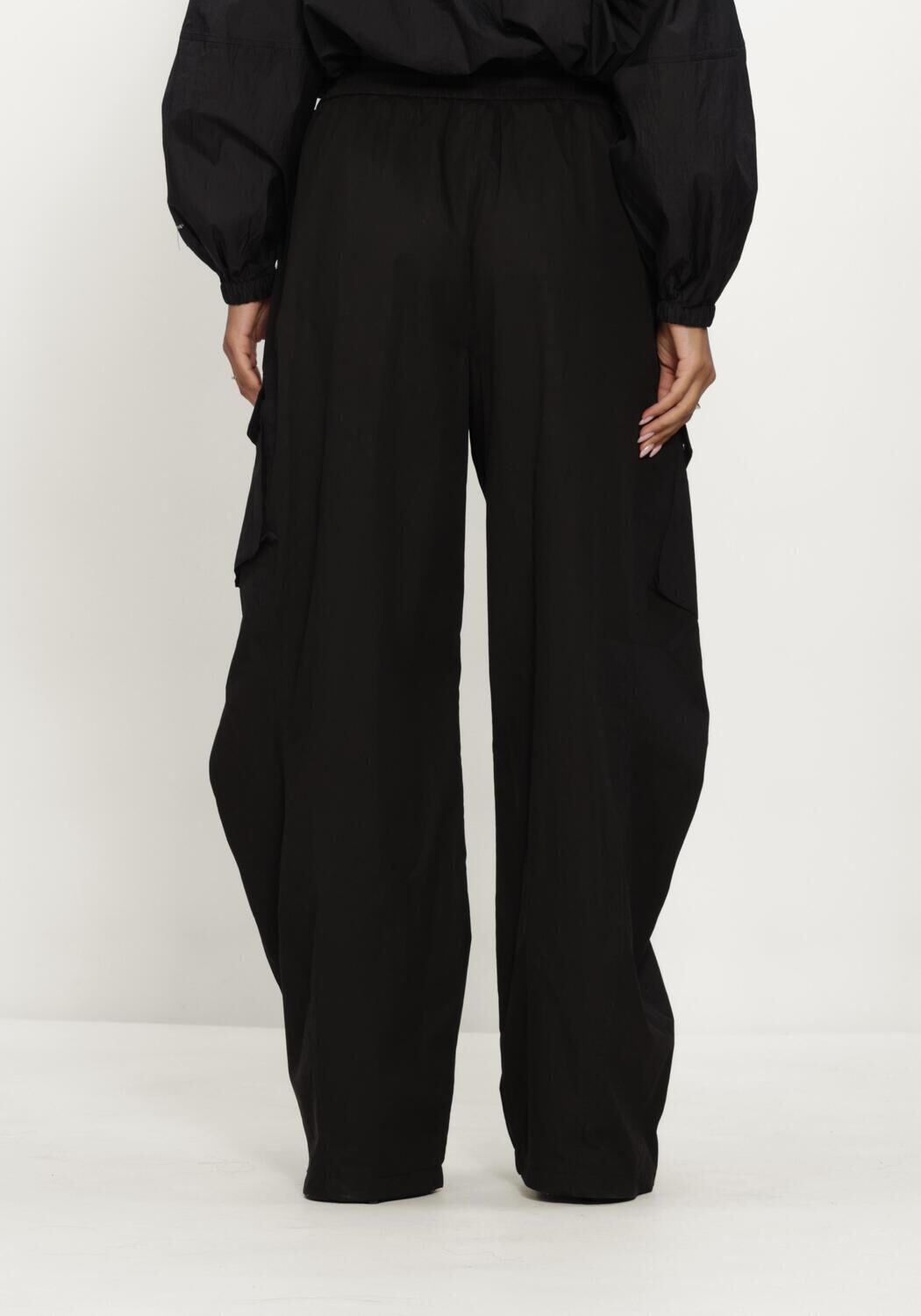 Zwarte HAUTE L'AMITI&Eacute; Cargobroeken AIR ZIP TALL PANT - large
