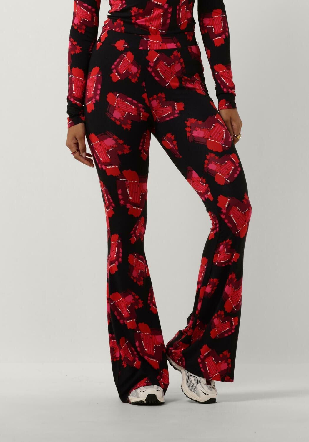 Refined Department high waist flared broek met all over print zwart rood