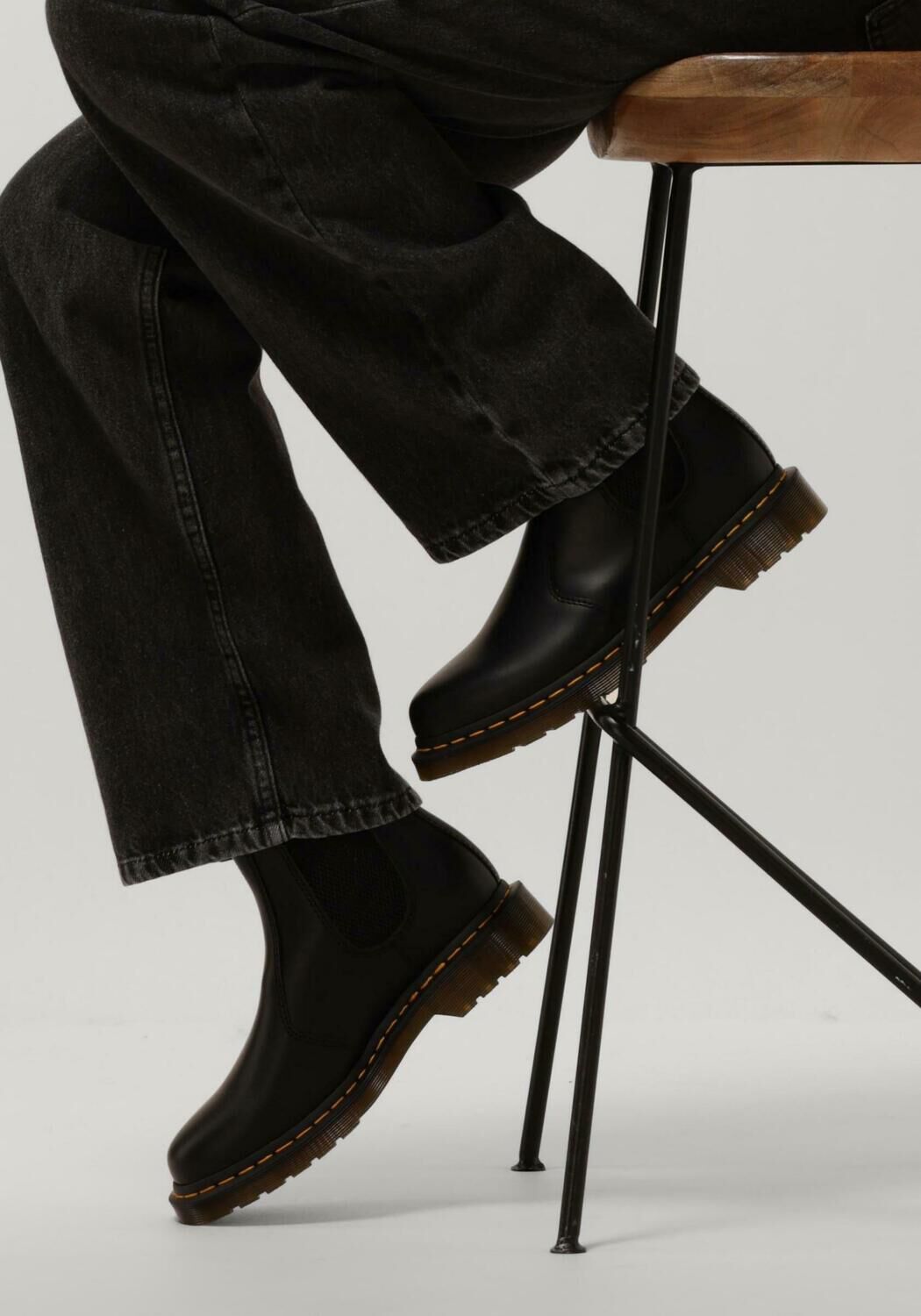 2976 chelsea on sale boot black smooth