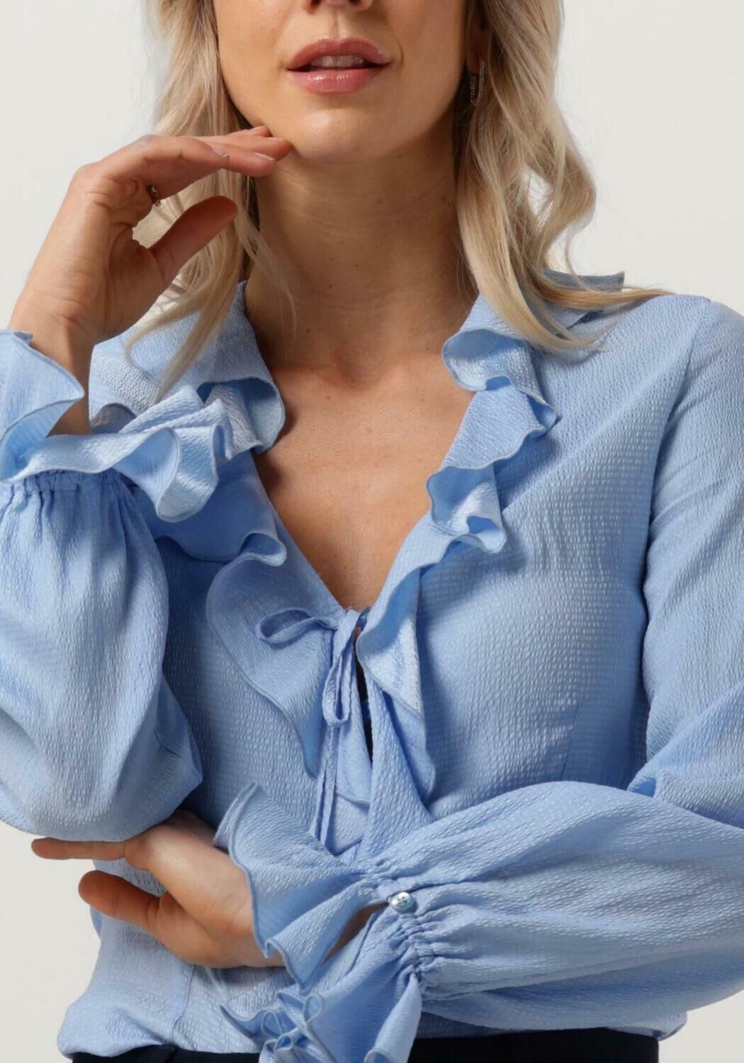 lichtblauwe vanilia blouse structure ruffle top