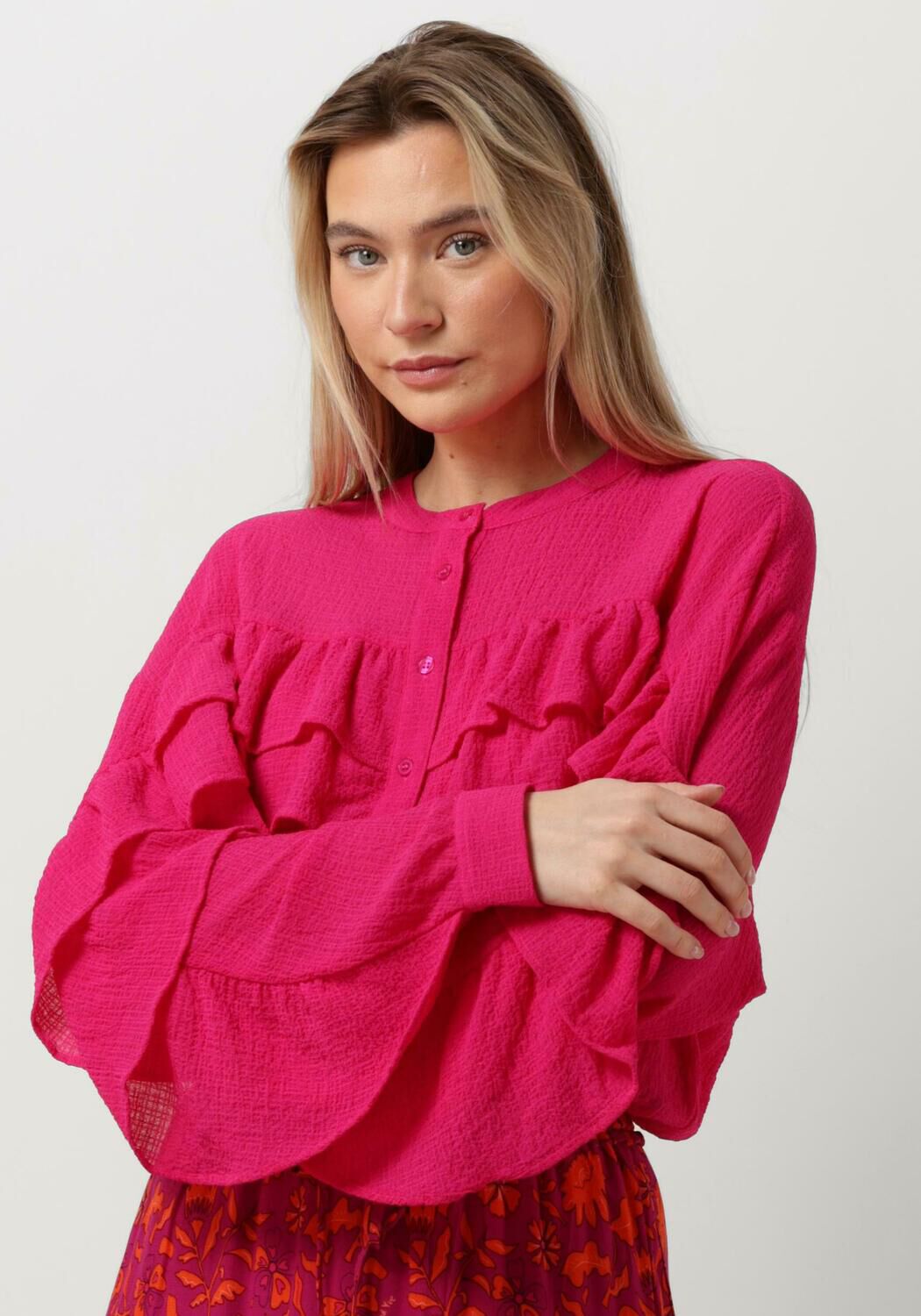 ALIX THE LABEL Dames Blouses Ladies Woven Structured Chiffon Ruffle Blouse Roze