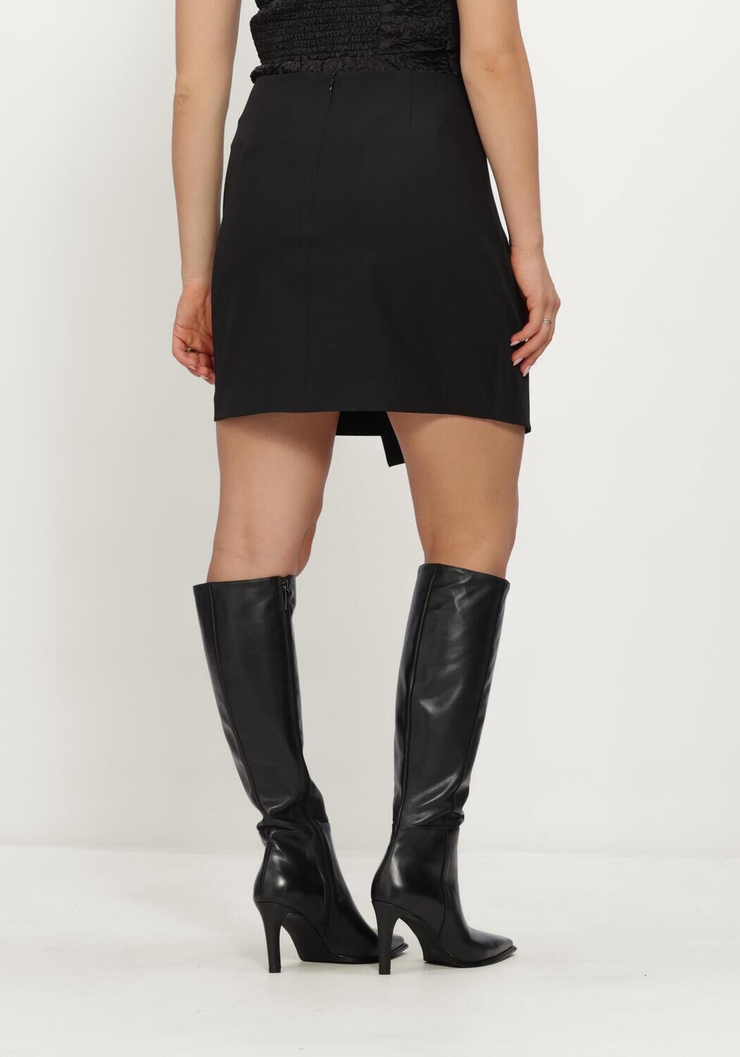 Zwarte NOTRE-V Minirok NV-INGA - large