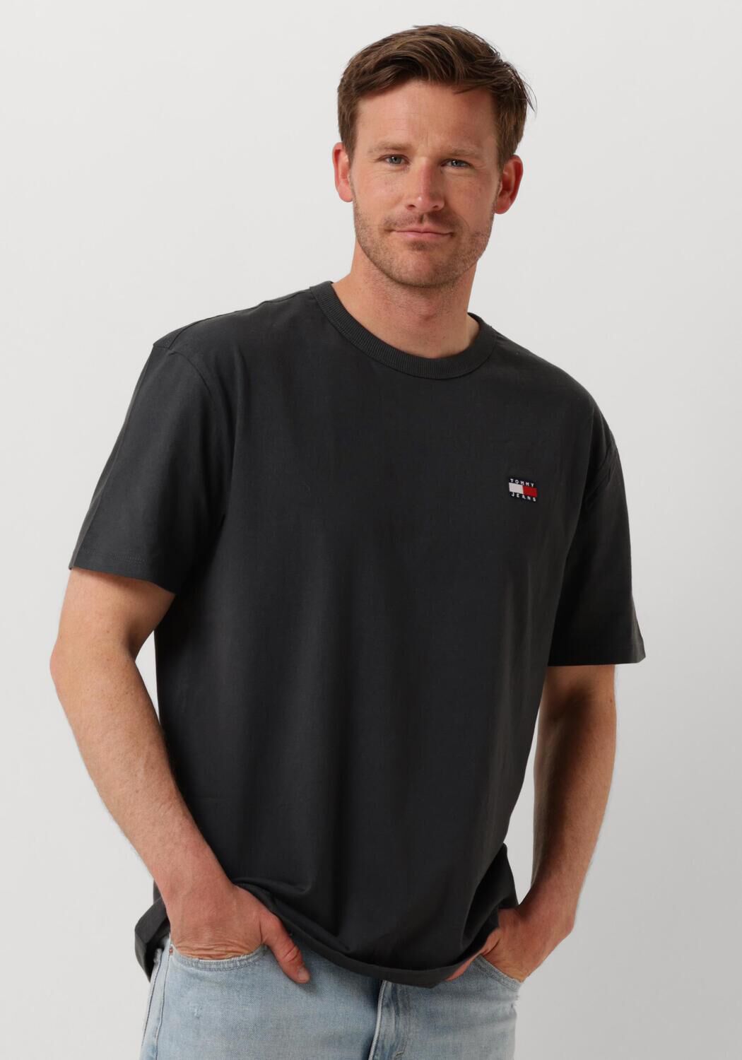 TOMMY JEANS Heren Polo s T shirts Tjm Reg Badge Tee Ex Antraciet Kledingwinkel