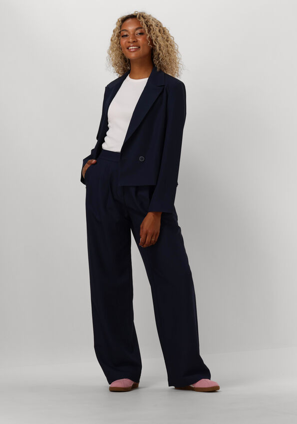 MFF dushining fotosurati Qizlar kiyimlari bilan vannada yuvinadilar