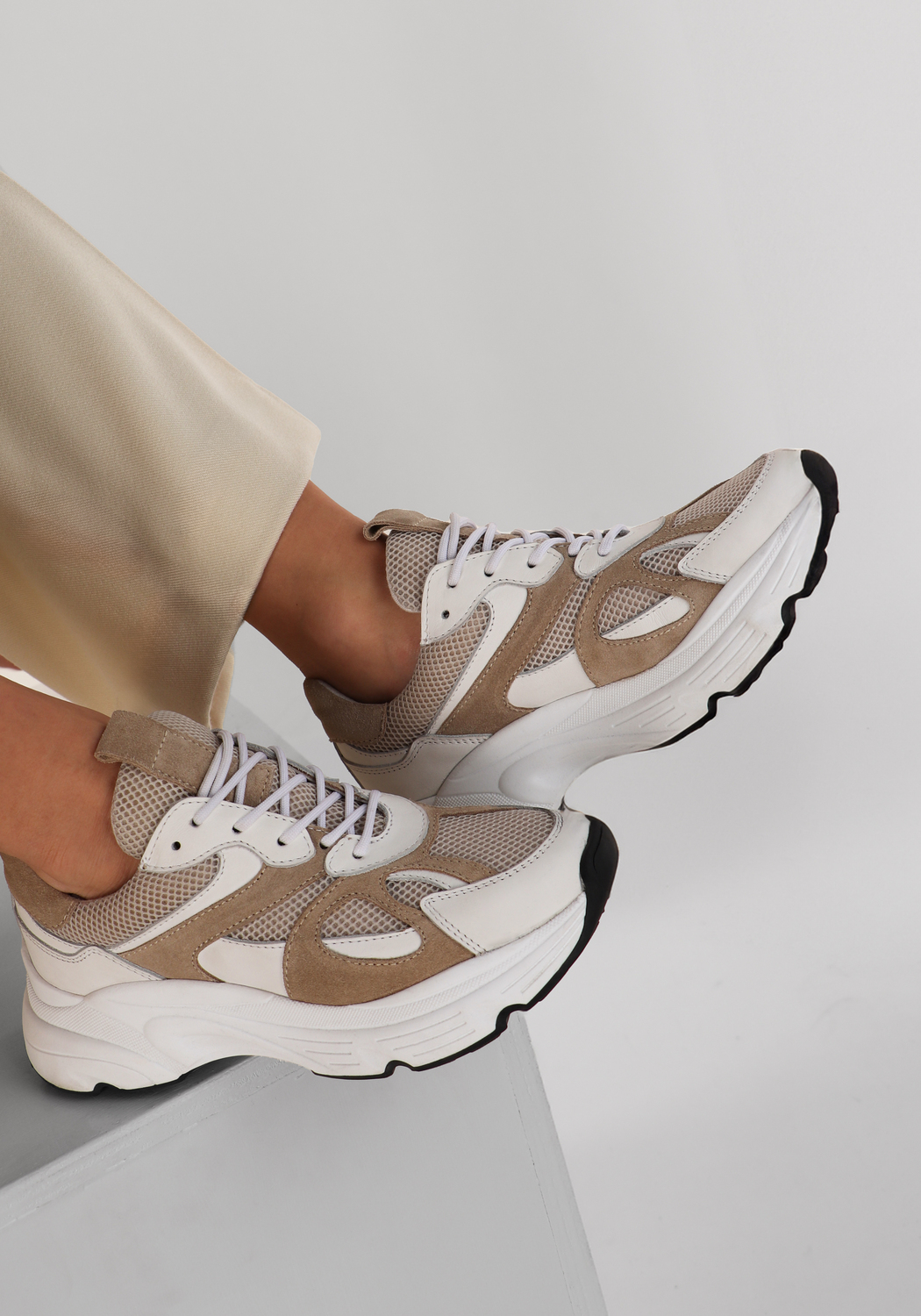 witte omoda atelier lage sneakers x nina marrit Omoda